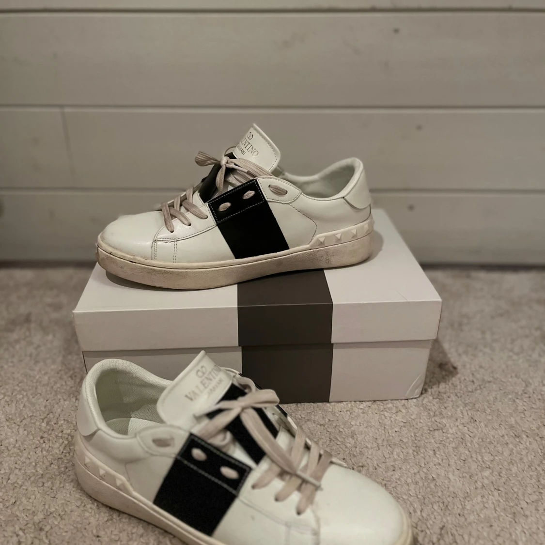 Valentino Garavani sneakers i vitt och svart