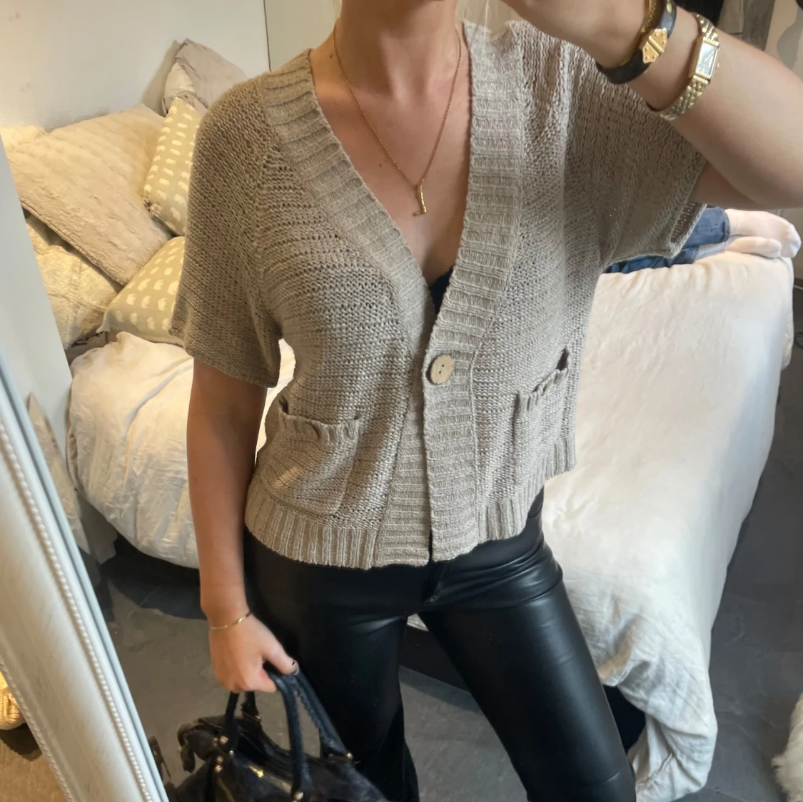 Unik kortärmad kofta med fickor fram 🤎 - 90