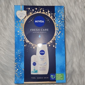 NIVEA Fresh Care Skincare Moments - Presentförpackning från NIVEA med Fresh Care Skincare Moments. Innehåller en Creme Soft Shower Cream (250 ml) och en Dry Fresh Anti-Perspirant Deo Roll-On (50 ml). Förpackningen är plastfri och tillverkad av FSC-certifierad kartong. Perfekt för att känna sig fräsch och omhändertagen. Fick den som present. Helt oöppnad.