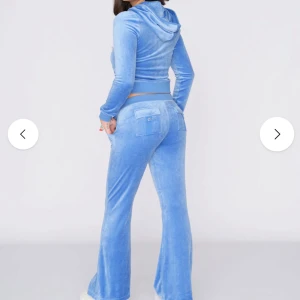 Juciy couture Heritage Robyn Hoodie Regatta och Heritage Caisa Ultra Low Rise Pant Regatta - Storlek på byxorna är XXS och tröjan XS, passar mej som e S i vanliga fall super bra, använt ett fåtal ggr bara, billigare ju snabbare affär
