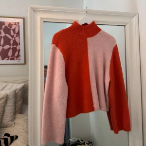 Färgglad stickad tröja från & Other Stories - Säljer en jättefin stickad tröja från & Other Stories i en härlig kombination av orange och rosa 🧡🩷🧡. Tröjan har en hög krage och långa ärmar & är supermysig!! Säljer massa andra stickade tröjor också från & other stories m.m. 🩷🩷