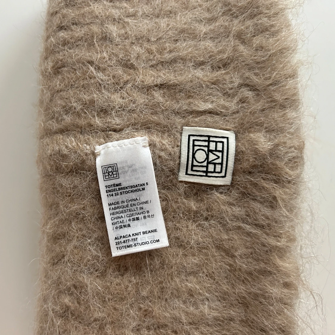 Beige stickad mössa från Toteme - 91