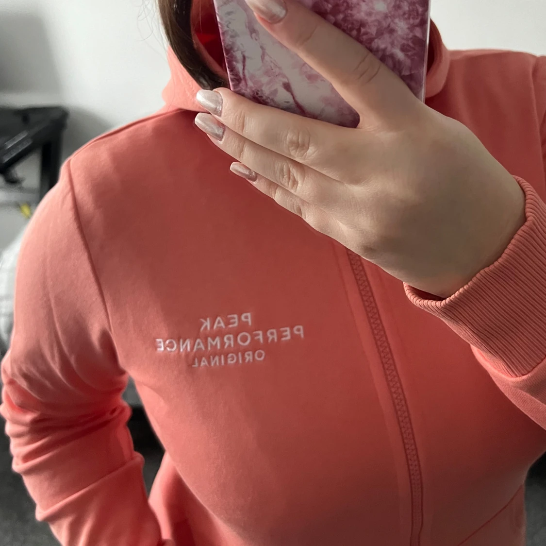 Korallfärgad hoodie från Peak Performance - 1