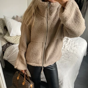 Teddy jacka hm  - Super snygg och slutsåld Teddy jacka ifrån hm 🤎🤎 helt ny med prislapp kvar! Strl s