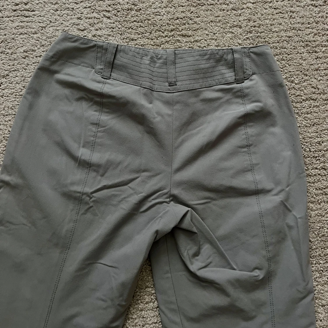 Grå byxor med dragkedjedetaljer - 93