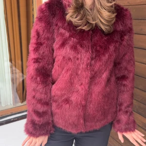 Vinröd pälsjacka - Säljer en såå snygg vinröd faux fur jacka❤️❤️❤️ unik, får alltid mycket komplimanger när jag använt denna! Varm också! 🥰 (säljer även massa stickade tröjor från &otherstories, in och kika!!🧚🧚)