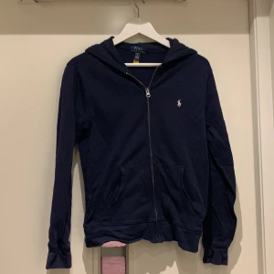 Snygg Ralph lauren zip. - Mörkblå Ralph lauren zip. Hör av dig vid frågor/intresse.