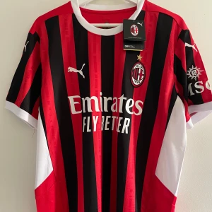 AC Milan fotbollströja - Oanvänd AC Milan fotbollströja. Ingen spelare på ryggen. 