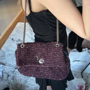 Beck Söndergaard väska - Vinröd väska från Beck Söndergaard! Köpt för väldigt länge sen och är inte super ren inuti därav  priset!