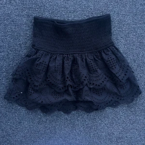 Svart hålbroderi kjol/topp - Från stradivarius, aldrig använd men prislappen är borta, kan användas både slm en tubtopp och en kjol! 2in1 alltså ☺️storlek M men passar som en S. Köpt för 23€≈250kr