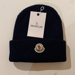 Moncler Mössa - Helt ny moncler mössa, påsen på bilden kommer med. (Mörkblå)