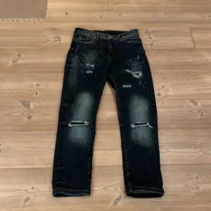 Supply & demand jeans - Jeansen är använda en gång och säljs nu för dom Inte passar, om ni vill ha mått så kan ni kontakta mig men passar 12-14 åringar! Priset går att diskutera via snabb och smidig affär!