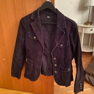 Svart manchesterkavaj från H&M.  - Snygg svart kavaj i manchester från H&M. Perfekt skick. Pris kan diskuteras