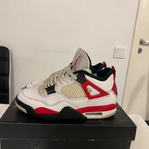 Air Jordan 4 Retro Red Cement - Säljer fina Jordan Retro Red Cement så storlek 42, Äkta, Hör av er vid minsta fråga. pris in diskuteras