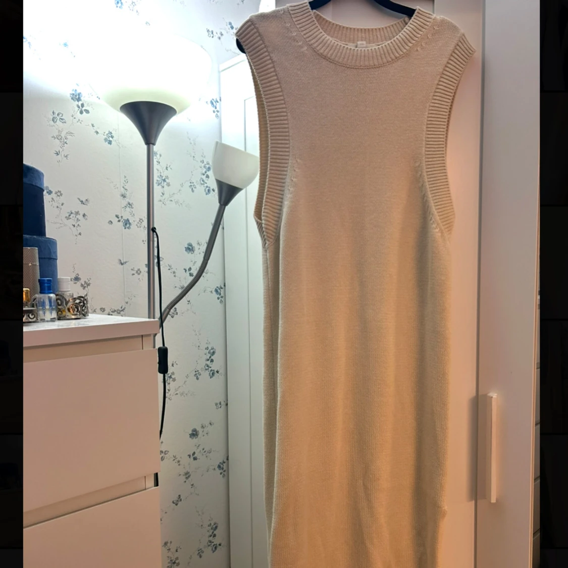 Beige ärmlös klänning från H&M