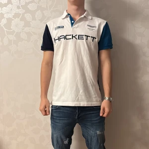 Pike Hackett  - Snygg piké från Hackett | Skick: 9/10 | Size - M | Märke - Hackett sport | Fraktar via postnord eller instabox | Hör av dig vid minsta fråga eller fundering // Ricco Wardrobe
