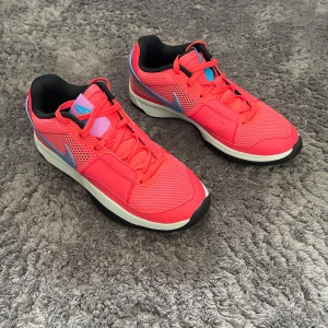 Basketskor Ja 1 stl 42,5 - Nu säljer jag mina oanvända basketskor, pga jag sluta tycka om basket. Kvitto finns, original pris=1500kr