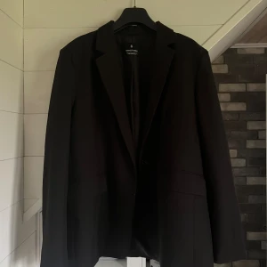 Svart kavaj - Svart kavaj från stradivarius i storlek medium, använd några gånger men inga fel  med det🩷