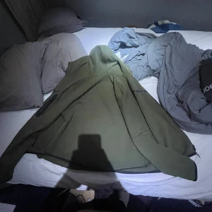 Grön Nike tech - Säljer min gröna Nike tech storlek M har ett litet hål i högra fickan och dragkedjan på armen saknas men de går att fixa (möts helt up i Gbg)