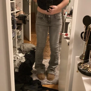 Grå jeans, bootcut+lowwaist - Hej! Säljer nu ett par gråa lowwast jeans med bootcut. De sitter bra men lite tajt i midjan. Jag är 161 och de är lite för långa, därav slitningen och det sänkta priset. Hör av er för  frågor!