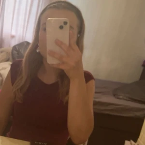 T shirt - Säljer nu min fina vinröda t shirt från lager, den är i jättebra skick och knappt använd.