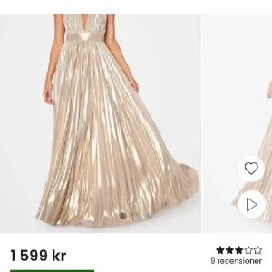 Champagnefärgad långklänning - Säljer min vackraste balklänning, passar mig som är 163. På andra bilden har jag en säkertnål vid brösten och på 3dje bilden har jag utan🌟Pris kan diskuteras!