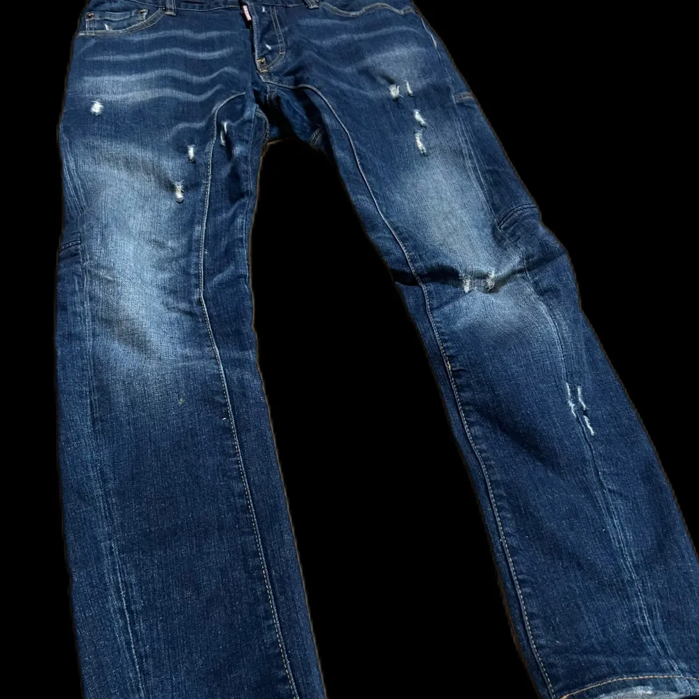 Säljer ett par Dsquared2 jeans som är i nyskick. Size 48; W31. Modellen på bilden är 184 cm och de sitter perfekt. Jeansen är sköna och perfekta för en stilren outfit. Priset kan självklart diskuteras🌟. Farkut & Housut.