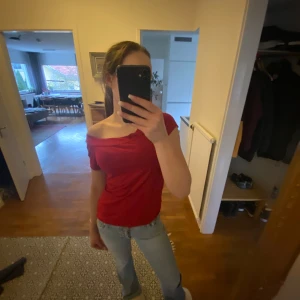 Röd superfin topp - Snygg röd offshoulder topp. Passar bra till jeans eller kjol.