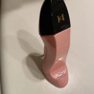Parfym Carolina herrera good girl blush 30ml - Se bild för återstående mängd. Tar ej ansvar för postens slarv.  Lite skav på guldfärgen på skohälen.