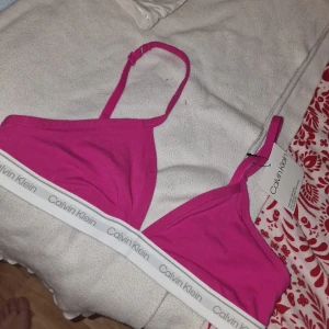 Calvin Klein topp/bh rosa L - Triangel bh från Calvin klein i rosa! Helt oanvänd passar ej mina kupor är för mindre kupor! Har runt D och skulle säga detta är för mer A/B kupa! Det är storlek L