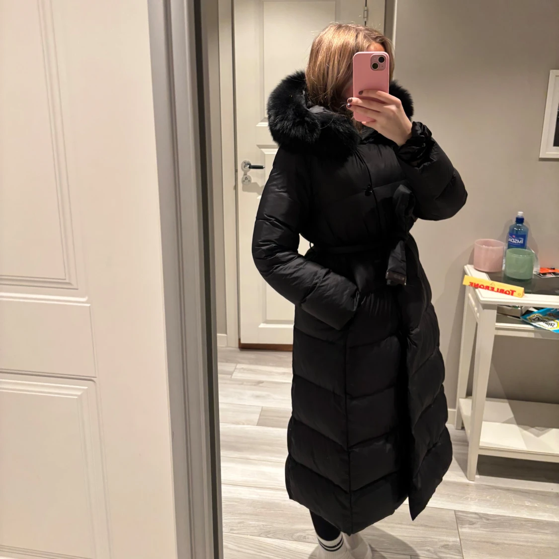 Svart lång dunjacka med pälskrage - 90