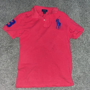 Ralph Lauren Piké Big Pony - Säljer nu denna fina pikétröja från Ralph Lauren, den har en minimal fläck där fram men går säkert bort i tvätten men sänker ändå priset pågrund av fläcken. Det är L i barnstorlek men det motsvarar ca xs-s, skriv för fler bilder. Nypris: 1299. Kom gärna med prisförslag, inga skambud bara😊