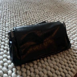 Superfin väska  - Älskar den här väskan men kommer tyvärr inte till användning 💗 Jättefin och rymlig väska som jag inte tror säljs längre.  Perfekt storlek och väldigt bra skick. Tre fack samt ett litet i ena facket. Liknar den från Zara men osäker om den är därifrån då det inte finns någon lapp.