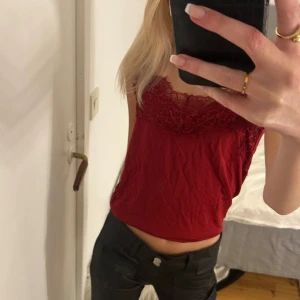 Rött spetslinne  - Säljer ett rött linne från Soaked med spetsdetaljer i storlek M. Helt ny och aldrig använd!❤️