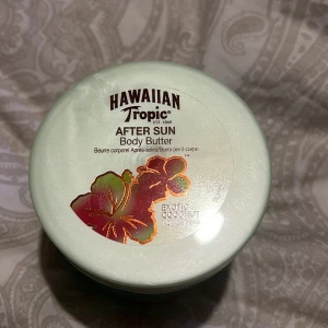 Hawaiian Tropic After Sun Body Butter - Hawaiian Tropic After Sun Body Butter med kokosdoft. Denna krämiga body butter är perfekt för att återfukta huden efter en dag i solen. Innehåller vårdande ingredienser som kokosolja och sheasmör för en mjuk och len känsla. Den är nästan full men har använts ett par gånger, har använt spatel alltså inte doppat mina fingrar i krämen! Säljer då jag inte tycker om doften och tänker köpa ny inför kommande sommar🌸☀️☘️