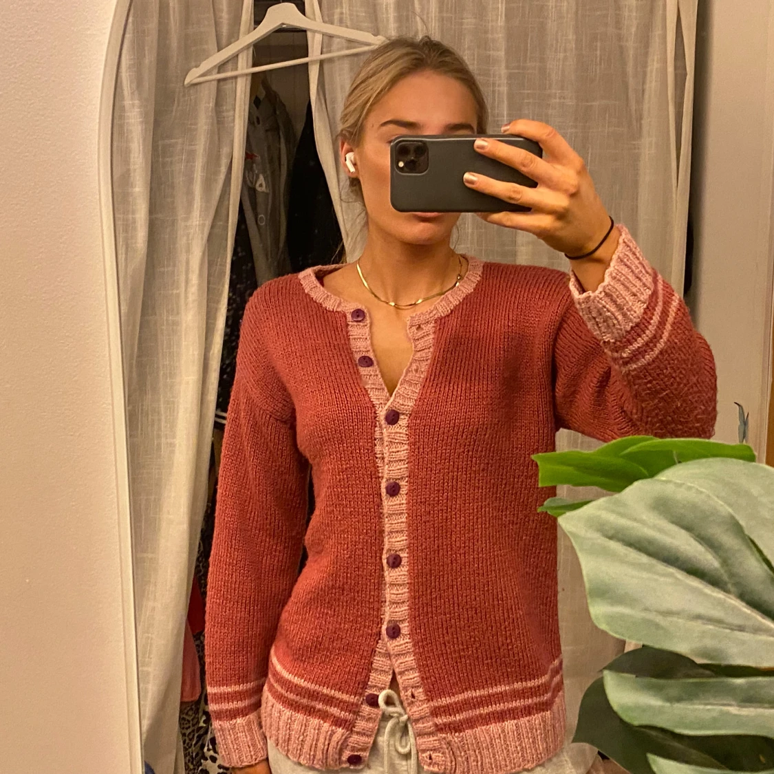 Rosa stickad kofta med knappar