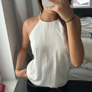 Vit topp xs  - Vit snygg halterneck topp i storlek xs. Bra skick!