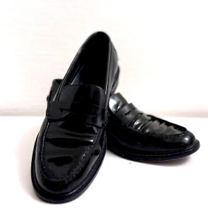 Whyred loafers i svart lack  - Svarta lack loafers med små fläckar (se bilden) Väldigt bekväma. Kan prata om priset vid snabb affär 💕