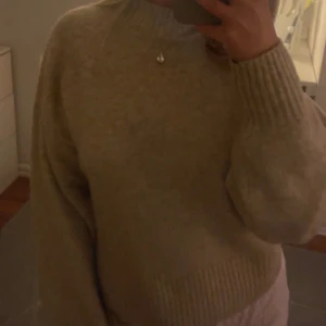 Beige stickad tröja från Monki - Mysig beige stickad tröja från Monki i storlek S. Tröjan har långa ärmar och ribbade muddar vid ärmslut och nederkant. Aldrig använd i princip! 
