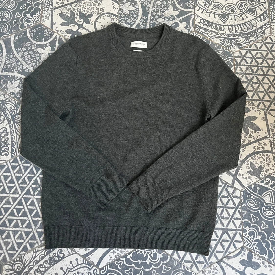 Mörkgrå tröja från These Glory Days 100% murinull