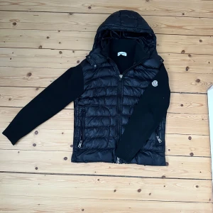 Moncler Cardigan - Snygg svart pufferjacka från Moncler med avtagbar huva och dragkedja | jackan är använd ett fåtal gånger och har inga defekter | tveka inte att kontakta om minsta intresse
