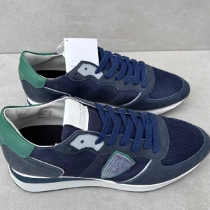 Philippe model trainers ( HELT NYA )  - ett par riktigt schyssta trainers || perfekta nu till vintern || strlk 43 || skicket är 10/10 ( HELT NYA ) || box , dustbag och tag medföljer vid köp || hör av er vid intresse!!