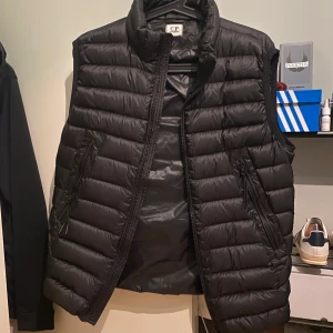 Cp company väst  - Knappt använd köpt för 6500kr, inga tecken på användning skriv om ni har några funderingar 