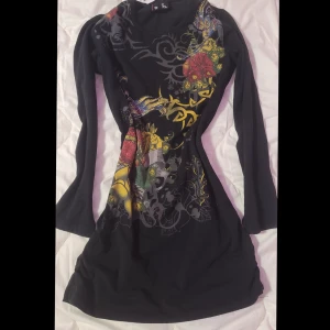 Y2k lång tröja/klänning - Snygg svart 2000s lång tröja/klänning som jag köpte från secondhand. 