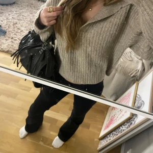 Stickad med V ringning  - Så fin beige stickad från Gina! 🙌🏼