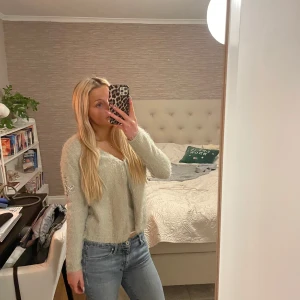 Grå superfin stickad kofta  - Mysig beige stickad tröja med v-ringad design. Ifrån saint tropez. Storlek M men passar även S. Perfekt för kyligare dagar och ger en avslappnad stil. Passar bra med jeans för en casual look😍😍😍