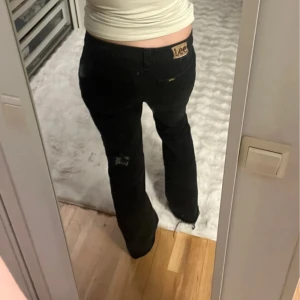Svarta jeansbyxor från Lee - Snygga svarta jeansbyxor från Lee med en klassisk design. Byxorna har en rak passform och är lågmidjade❤️