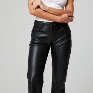 Skinnbyxor Bikbok - Knappt använda snygga skinnbyxor från bikbok💞