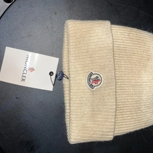 Vit moncler mössa - Vit moncler mössa varm ovh hård, kan sänka priset
