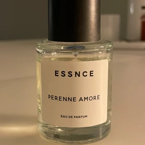 Essence parfym - En nästintill oanvänd parfym från essnce! I doften ”Perenne Amore” inspirerad av B”orn in Roma” av Valentino. 🥰50 ml!